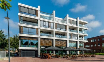 Aan Deel hires 3 van 21