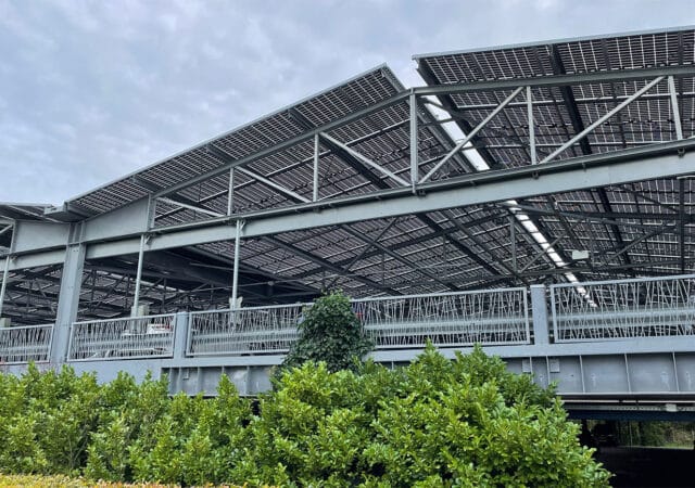 Tweelaagse parkeerdek met PV panelen aangesneden