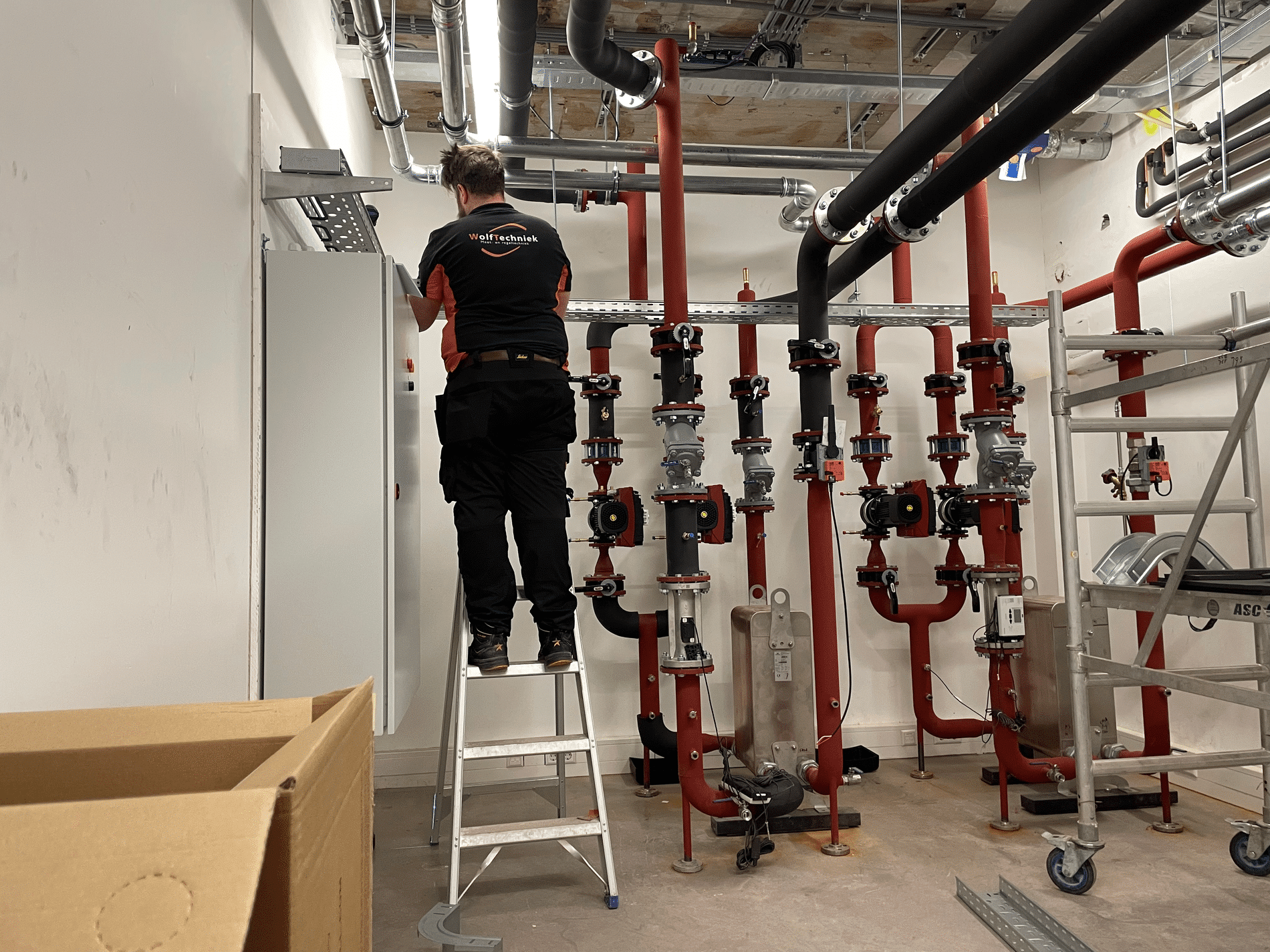 Specialist in bekabeling van regeltechniek 2