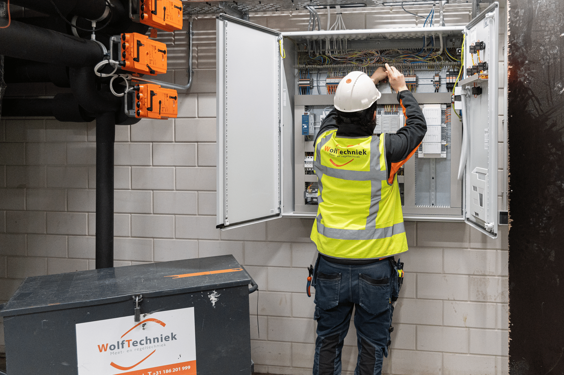 Specialist in bekabeling van regeltechniek 1