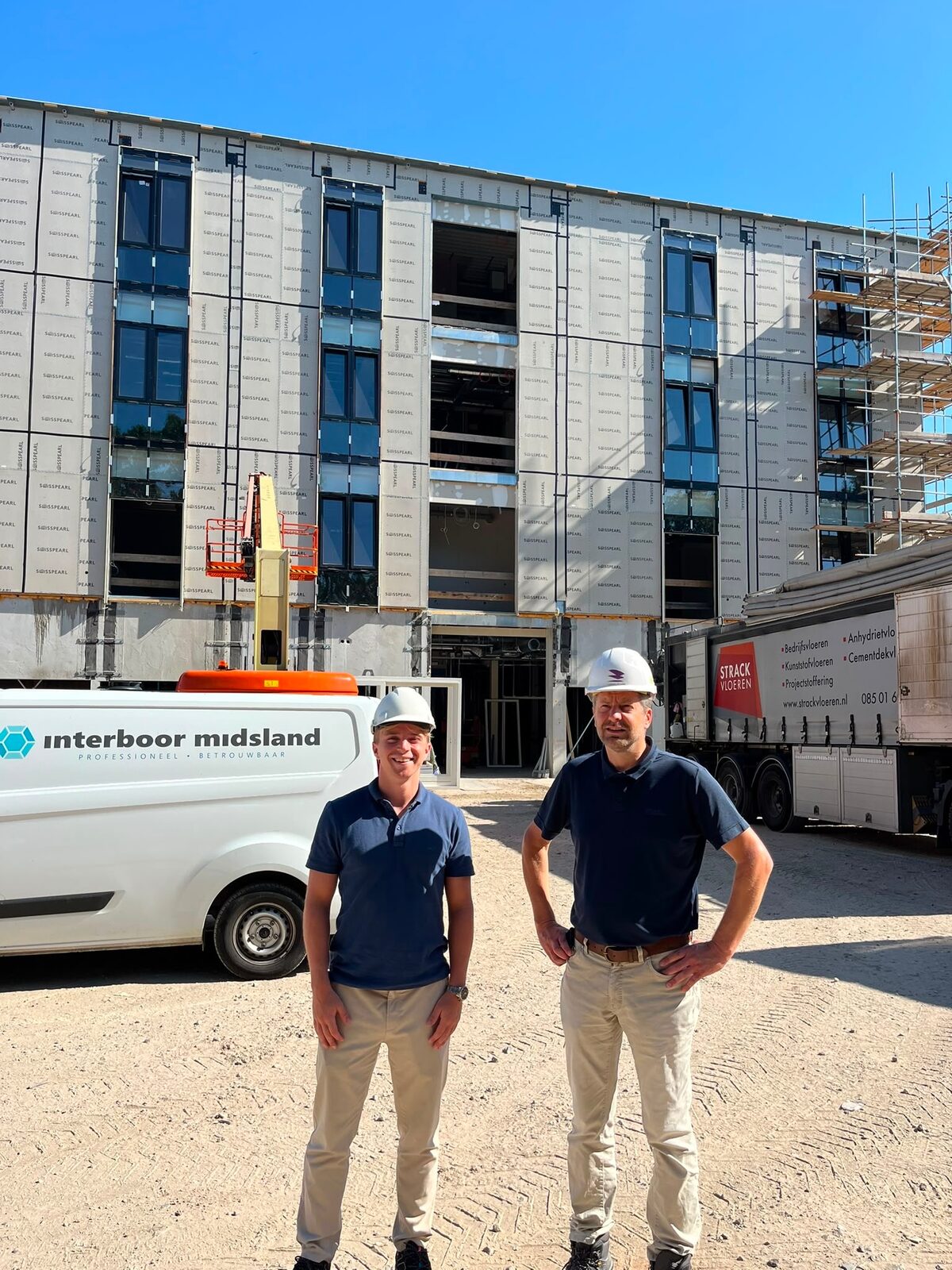Jeroen Eikelenboom, accountmanager bij Isolectra (links) en Leonard Brouwer, projectleider bij Croonwolter&dros Heinkenszand (rechts).