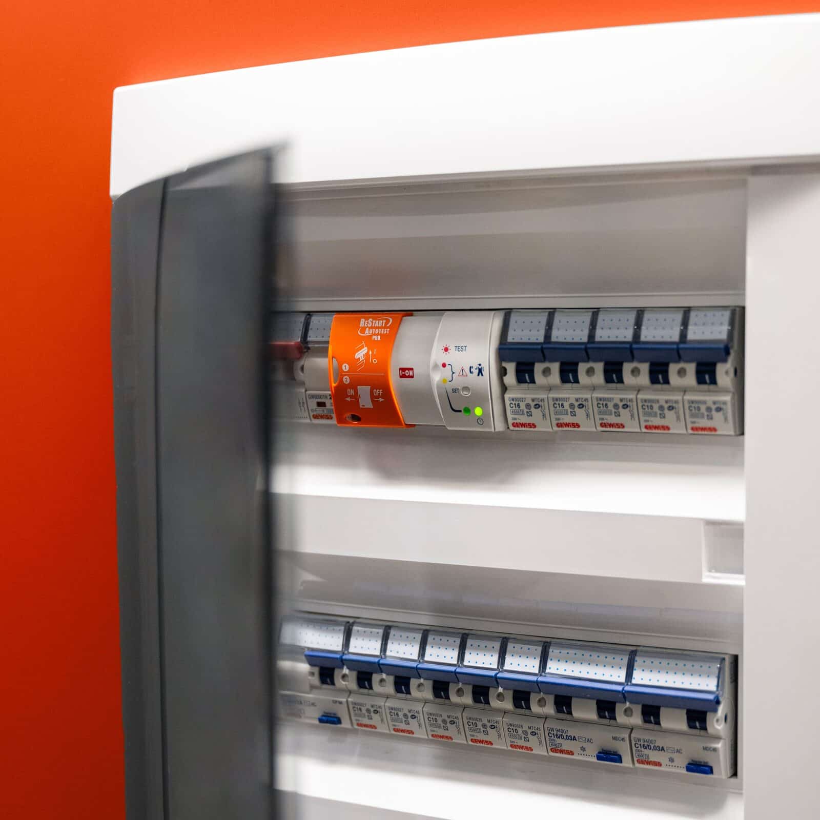 De ReStart-serie controleert na uitschakeling de toestand van het circuit en kan de stroomvoorziening automatisch herstellen wanneer dit veilig is.