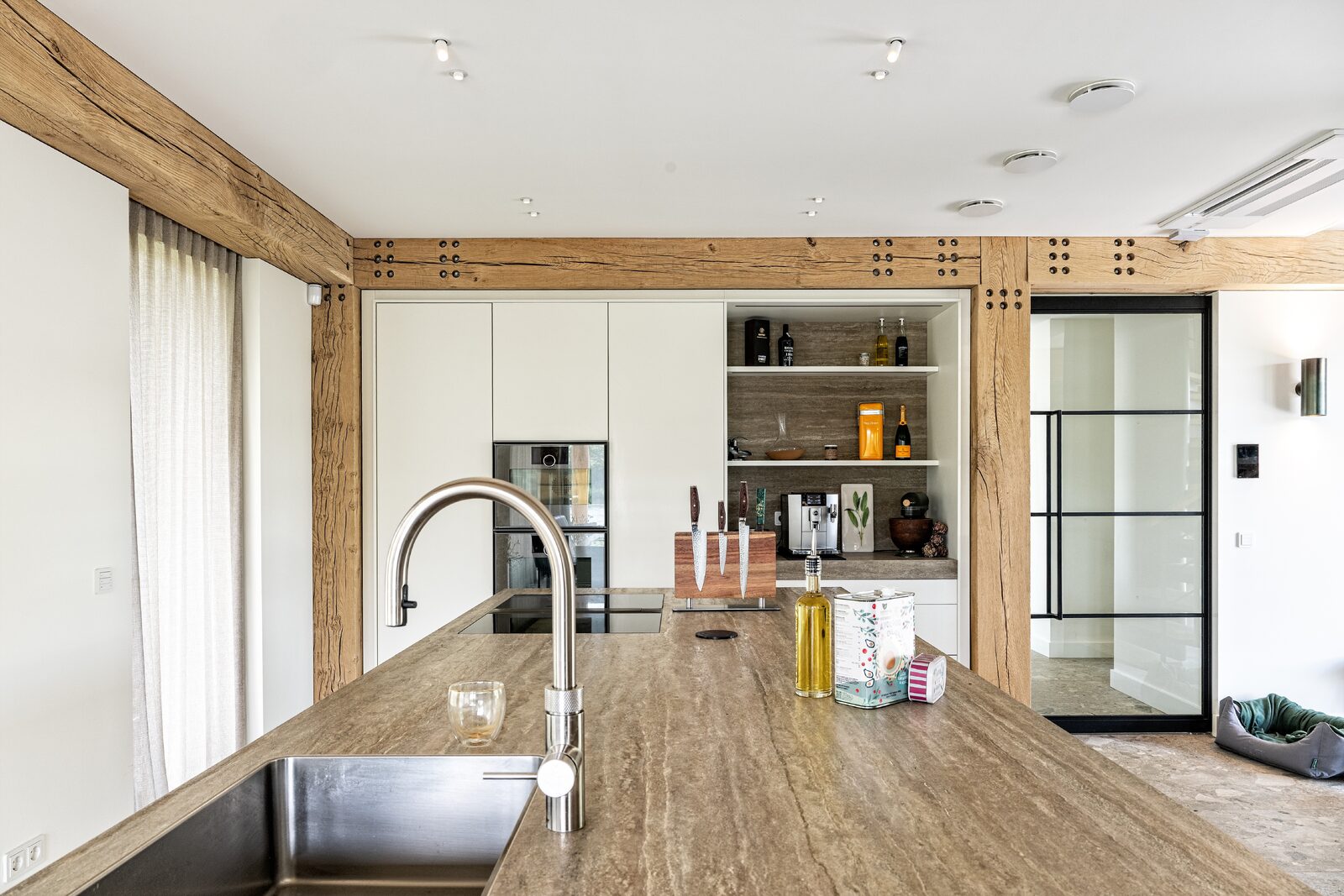 Multifunctionele verlichting vormt basis voor rustige én flexibele villa 3